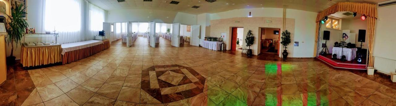 Agrohotel Tri Brezy Hrustin ภายนอก รูปภาพ