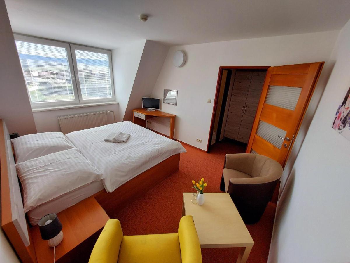 Agrohotel Tri Brezy Hrustin ภายนอก รูปภาพ