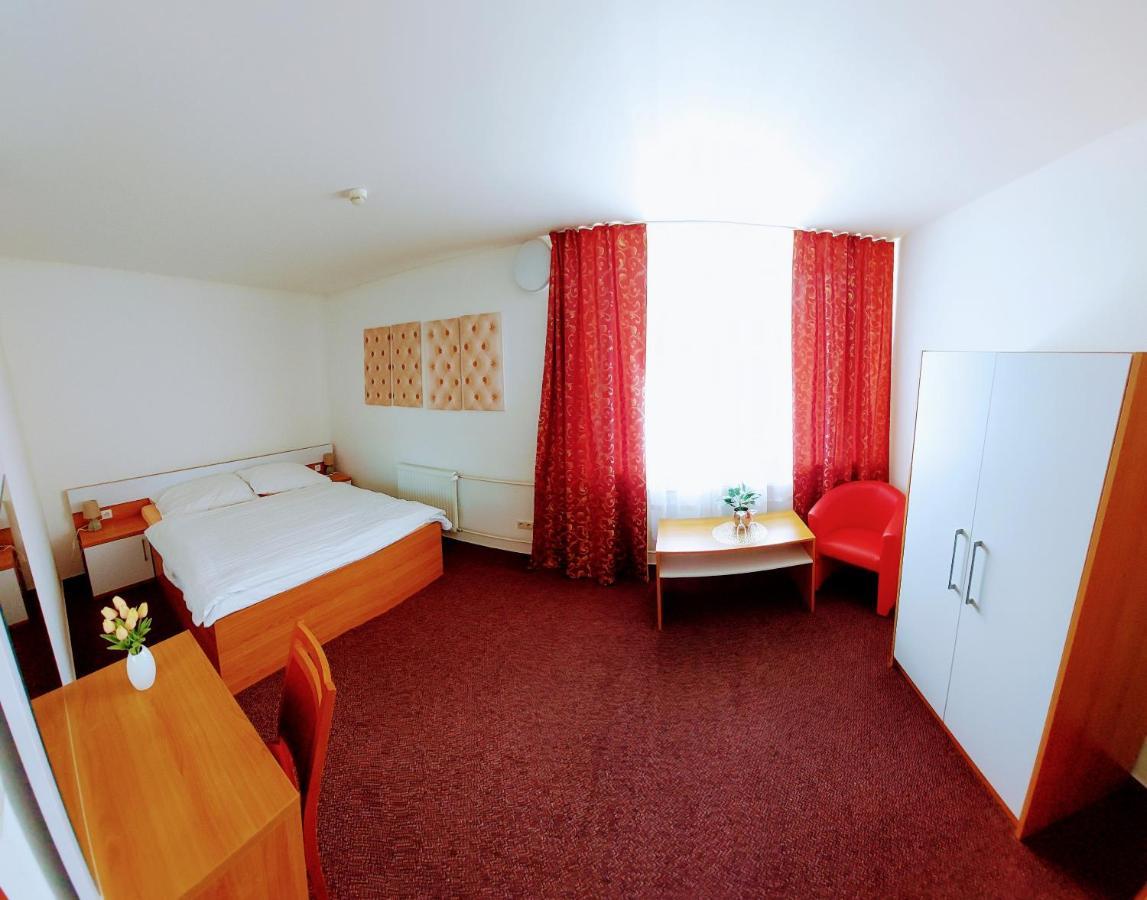 Agrohotel Tri Brezy Hrustin ภายนอก รูปภาพ