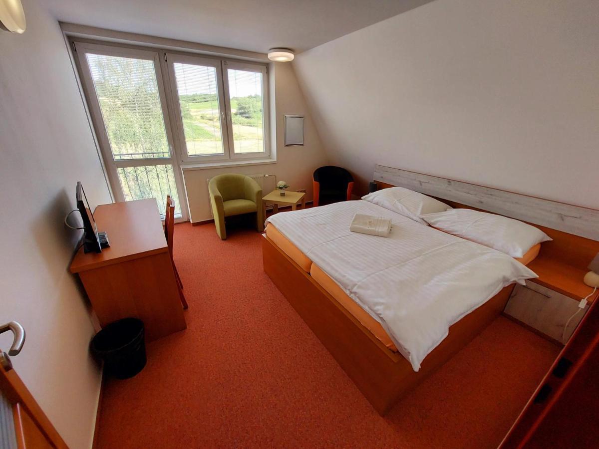Agrohotel Tri Brezy Hrustin ภายนอก รูปภาพ