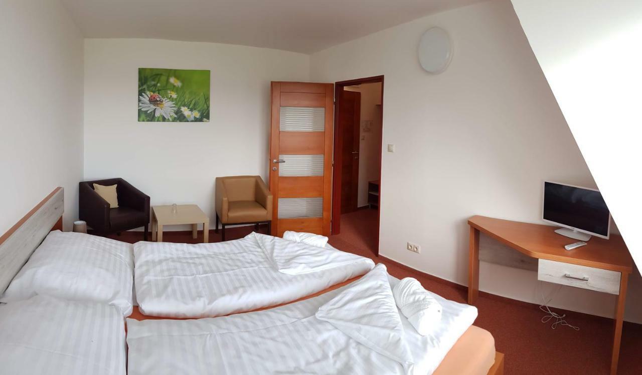 Agrohotel Tri Brezy Hrustin ภายนอก รูปภาพ