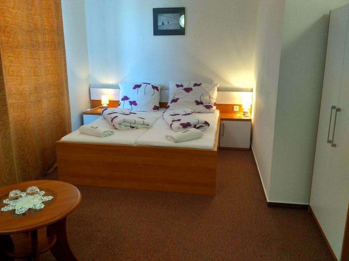 Agrohotel Tri Brezy Hrustin ภายนอก รูปภาพ