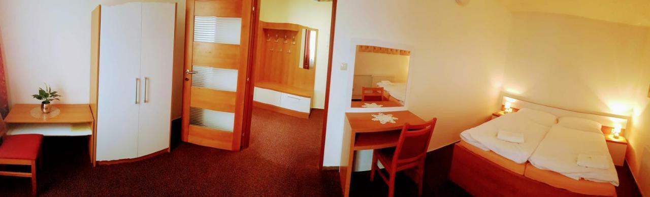 Agrohotel Tri Brezy Hrustin ภายนอก รูปภาพ