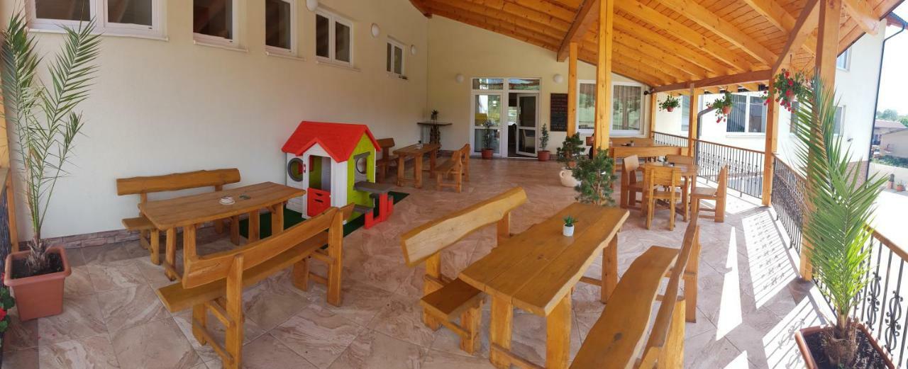 Agrohotel Tri Brezy Hrustin ภายนอก รูปภาพ