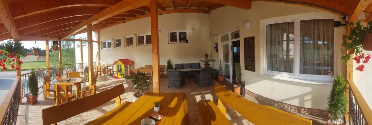 Agrohotel Tri Brezy Hrustin ภายนอก รูปภาพ