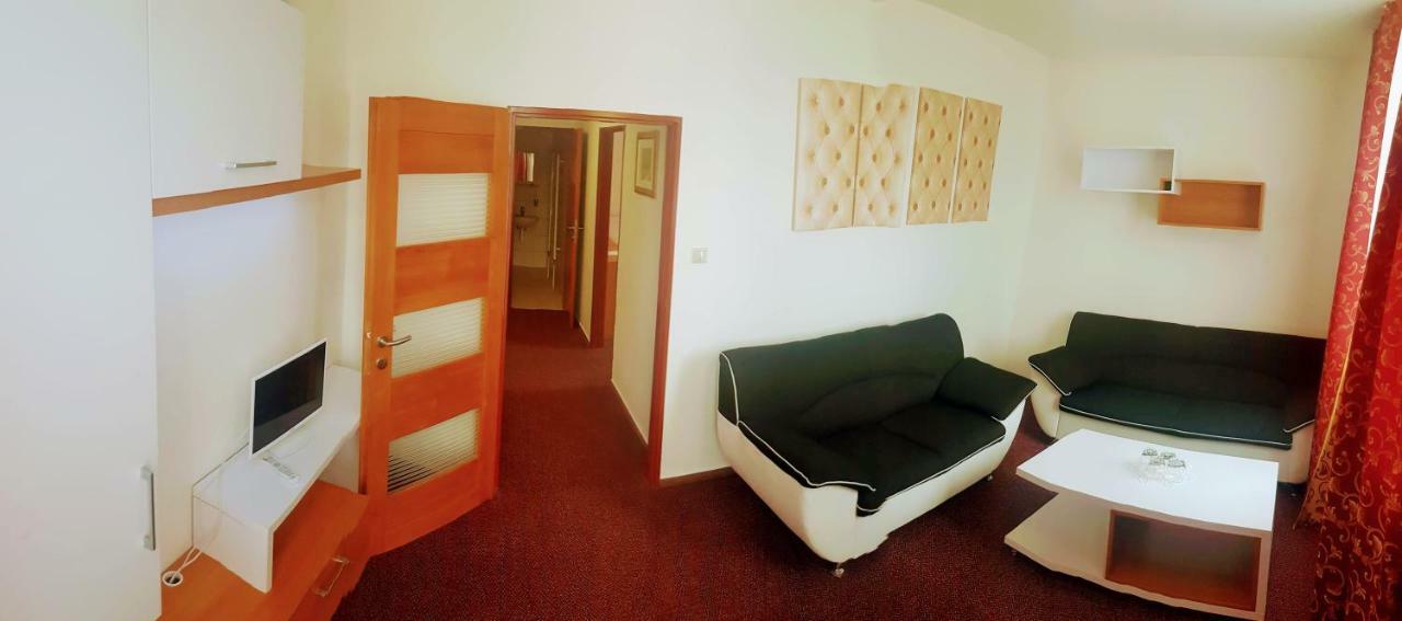 Agrohotel Tri Brezy Hrustin ภายนอก รูปภาพ
