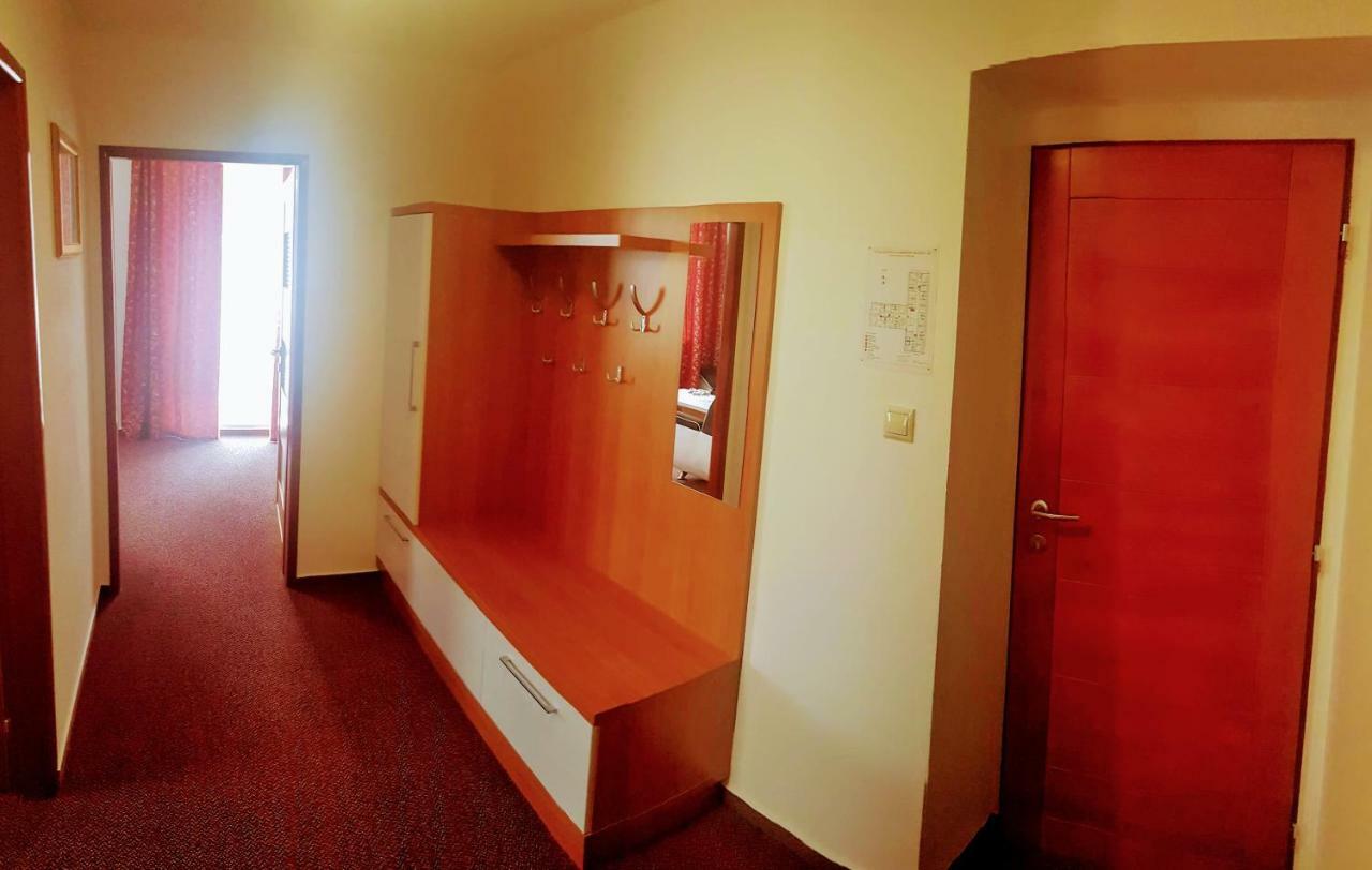 Agrohotel Tri Brezy Hrustin ภายนอก รูปภาพ