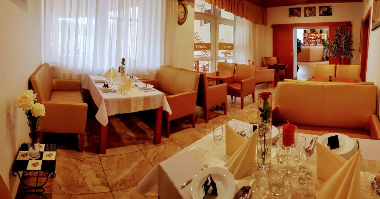 Agrohotel Tri Brezy Hrustin ภายนอก รูปภาพ